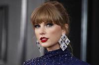 Taylor Swift berkunjung ke rumah sakit anak dan bercengkerama dengan penggemar