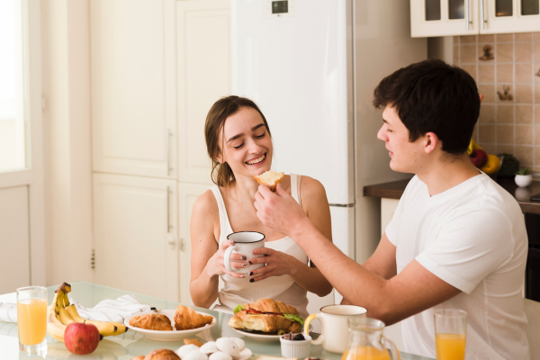 Ilustrasi sepasang wanita dan pria sarapan bersama. Menu sarapan yang tepat untuk mengurangi berat badan tergantung pada jenis kelamin seseorang. (foto: freepik)