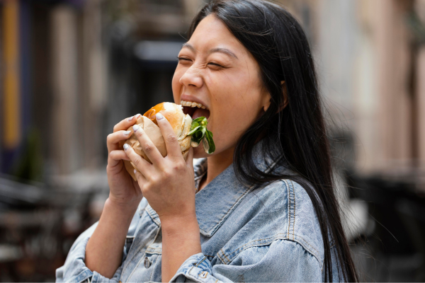 Ilustrasi seorang wanita yang sedang makan. Olahraga dengan intensitas tinggi dapat membantu menahan rasa lapar pada wanita. (Foto: freepik)