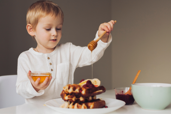 Ilustrasi seorang anak yang sedang mempersiapkan makanan manis. Membatasi konsumsi gula di 1.000 hari pertama kehidupan dapat membantu mengurangi risiko diabetes dan hipertensi. (Foto: freepik) 