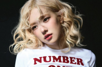 Foto konsep Rose dalam lagu terbarunya, `number one girl`. (Foto: instagram roses_are_rosie)